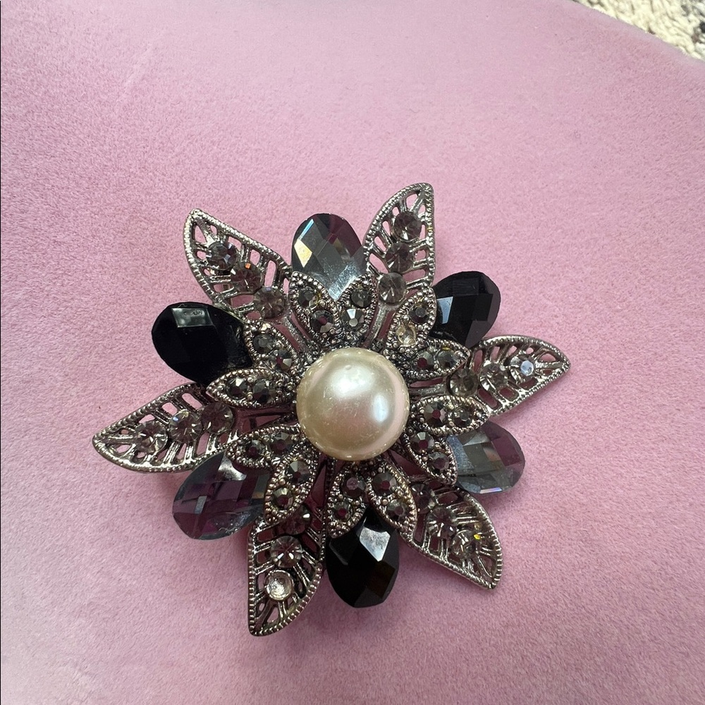 Premier Designs Pearls Night Out Floral Silver Tone Brooch Pendant